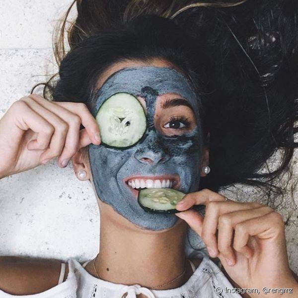 Saiba como usar as m?scaras faciais antes e depois da maquiagem (Foto: Instagram @rengmz)